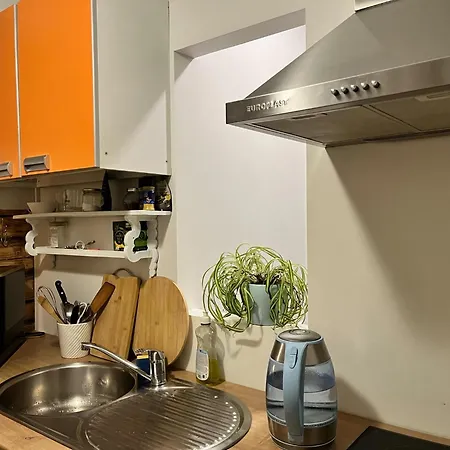 Renthouse Guest Loreen